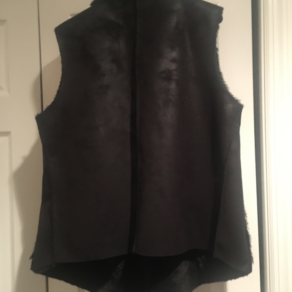 French Connection Black Winter Cozy Faux Fur Vest💙 - Picture 5 of 8